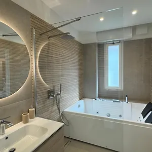 Casa Febo, In Centro Con Parcheggio Privato A 200 Mt Dal Mare Pensión Bordighera